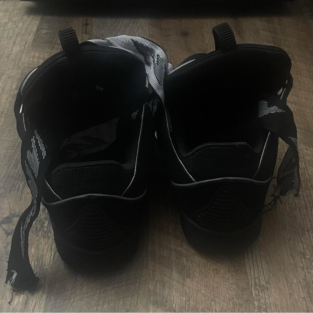 Lavins black and grey color way